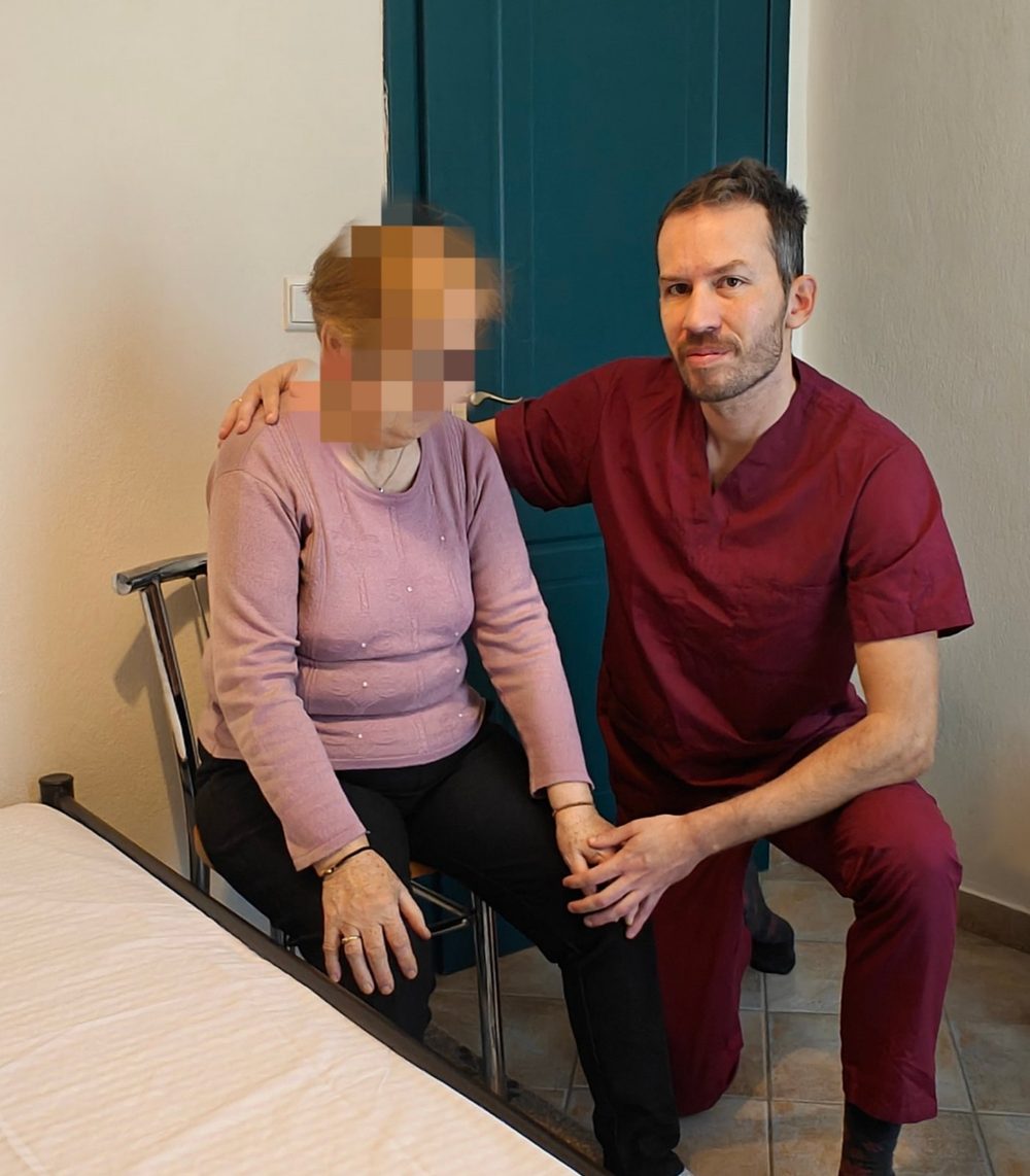 Ο Γιάννης Ντοβόλης σε συνεδρία φυσικοθεραπείας κατ' οίκον με ασθενή στη Θεσσαλονίκη